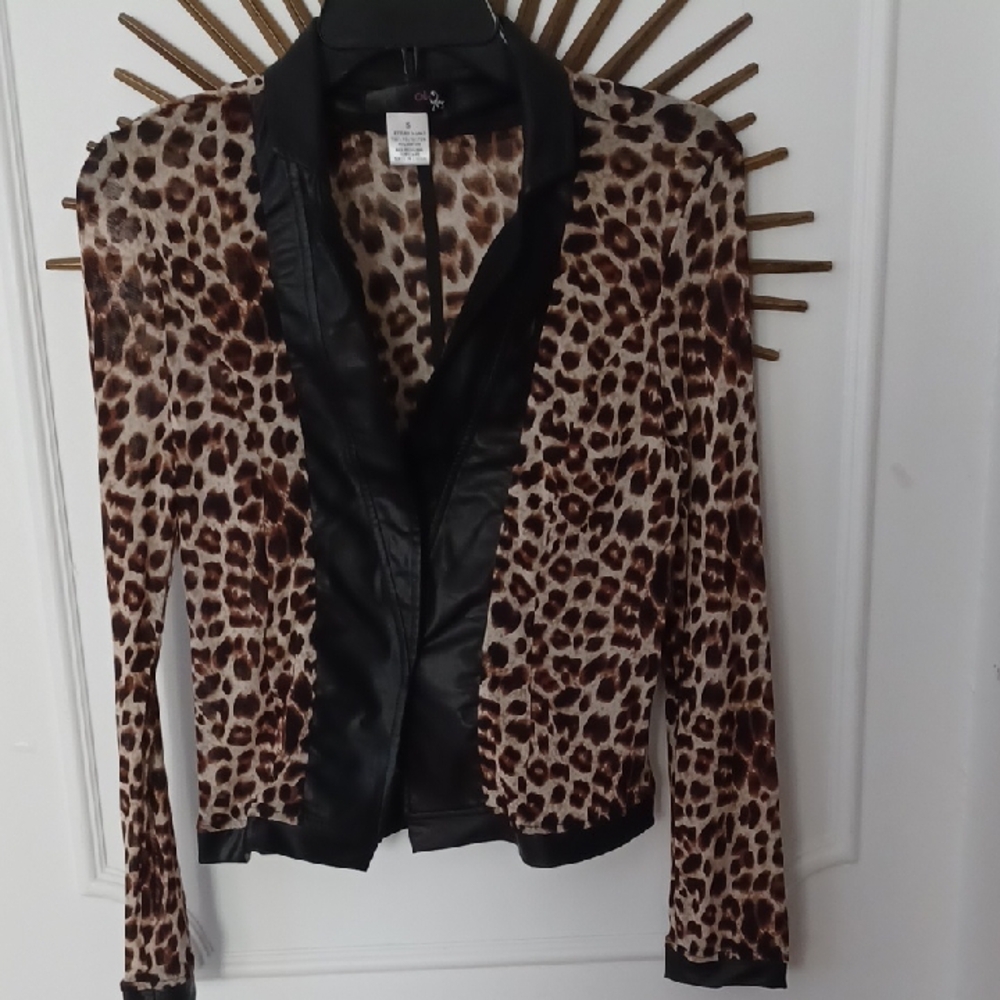 Stylish Leopard Print Women's Shear Top with Black Accents- True Sz (S)